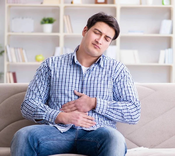 Chorzy ludzie cierpiący w domu z powodu infekcji i złego żołądka — Zdjęcie stockowe