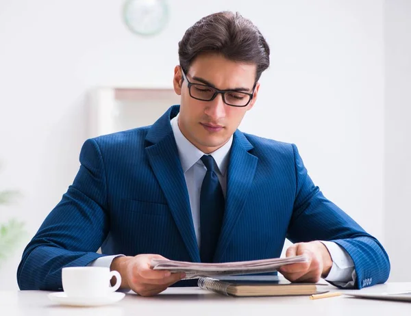 Joven hombre de negocios guapo empleado que trabaja en la oficina en el escritorio — Foto de Stock