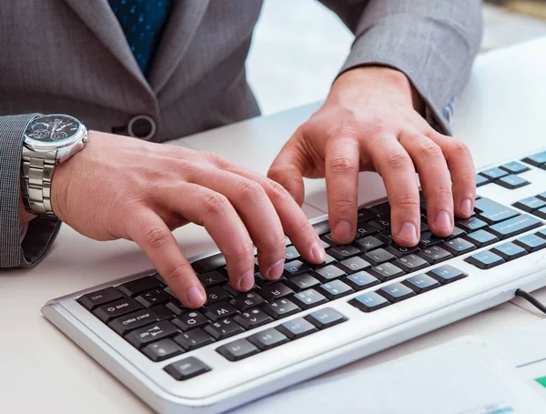 Finanzas profesionales trabajando en teclado con informes —  Fotos de Stock