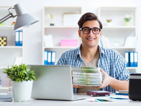 Assistente di vendita alla casa editrice che mostra libri stampati pronti — Foto Stock