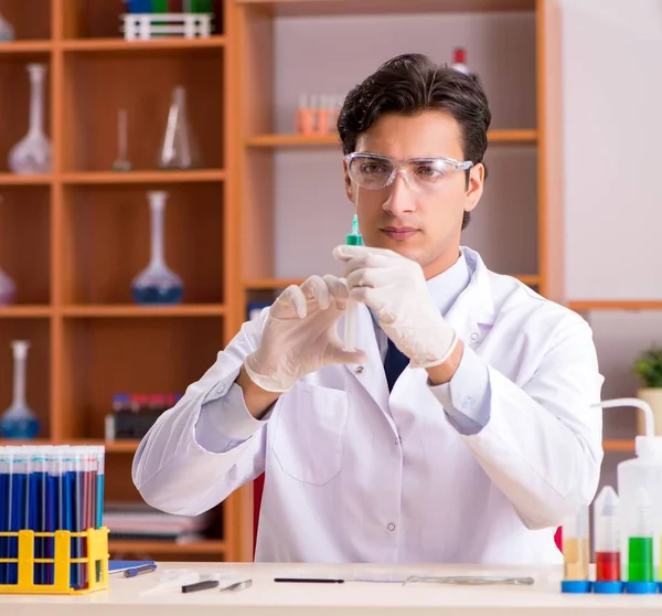 Mladý biochemik pracující v laboratoři — Stock fotografie