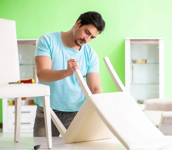 Man repareert meubels thuis — Stockfoto