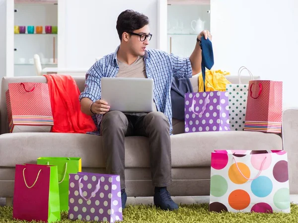 Hombre joven comprando ropa en línea y corriendo blog —  Fotos de Stock