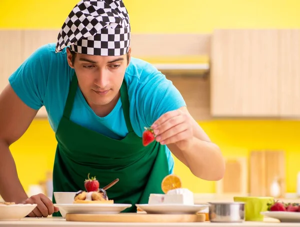 Homme cuisinier préparer gâteau dans la cuisine à la maison — Photo