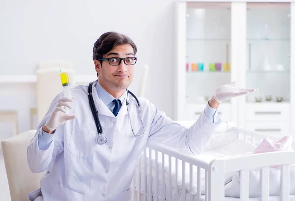 Arts bereidt zich voor op baby vaccinatie — Stockfoto