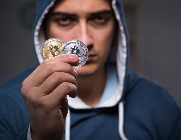 Junger Mann im Bitcoin-Mining-Konzept — Stockfoto