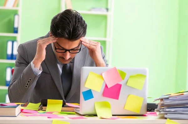 Geschäftsmann mit vielen widersprüchlichen Prioritäten unzufrieden — Stockfoto