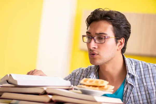 Student förbereder för tentamen sittande i köket — Stockfoto