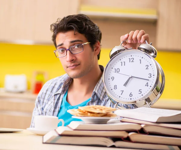 Estudiante preparándose para el examen sentado en la cocina —  Fotos de Stock