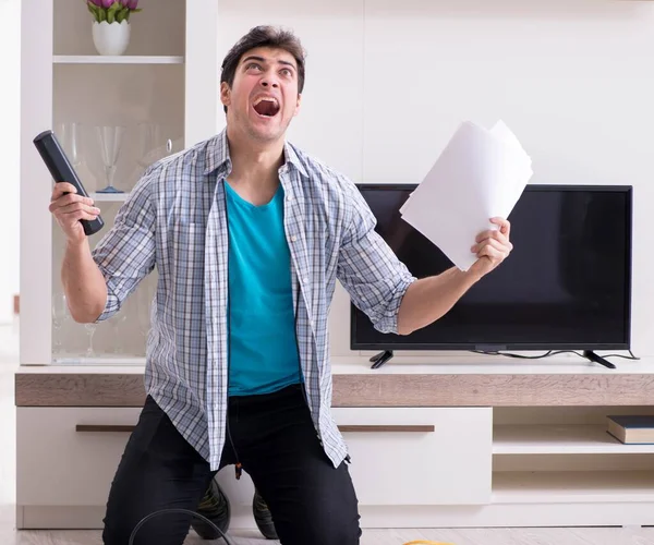 Homem tentando corrigir tv quebrado — Fotografia de Stock
