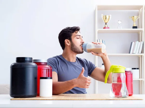 Atleet proeverij nieuwe proteïne supplementen voor betere spieren — Stockfoto