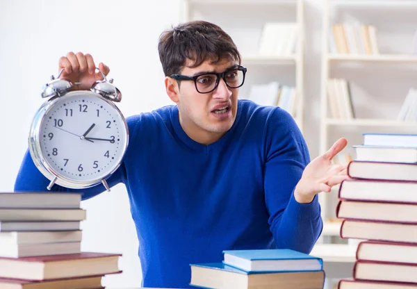 Estudiante masculino preparándose para exámenes en la biblioteca universitaria —  Fotos de Stock