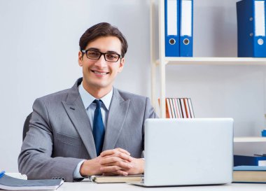 Masada çalışan yakışıklı bir işadamı.
