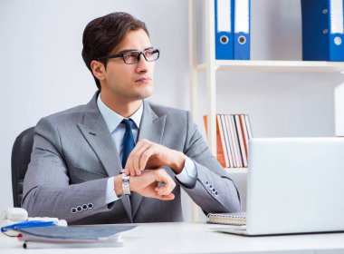 Masada çalışan yakışıklı bir işadamı.