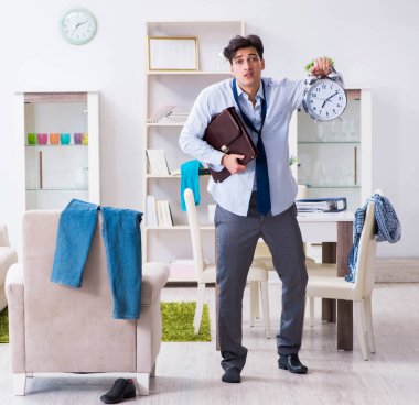 İş adamı gece geç saatte uyuyakaldığı için ofise geç kaldı.