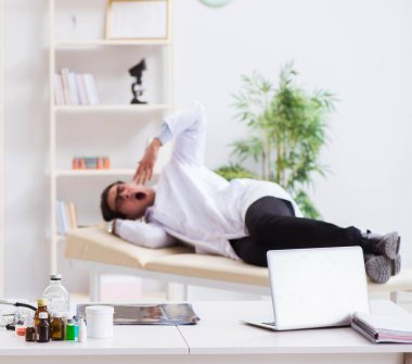 Hastanedeki karmaşık ameliyattan sonra doktor dinleniyor.