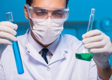 Kimya asistanı kimya laboratuvarında çalışıyor.