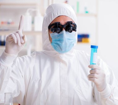 Laboratuvarda çalışan genç bir kimyager.