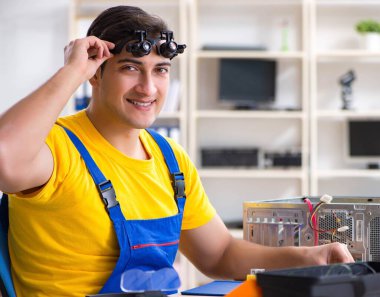 Bilgisayar tamir teknisyeni donanımı tamir ediyor