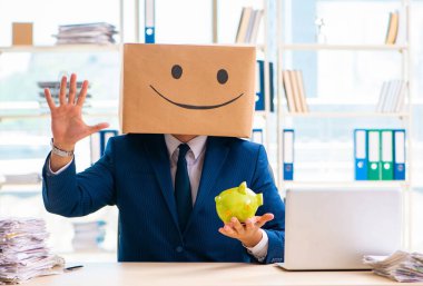 Kafası yerine kutusu olan mutlu bir adam.