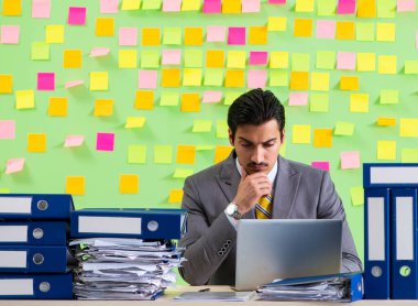 İş adamı önceliklerinde sorun yaşıyor.