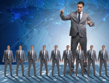 Patron çalışanı, çalışanlarını iş konseptinde manipüle ediyor.