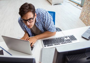 Genç tüccar ekranlarda piyasaları izliyor