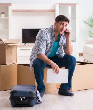 İşsiz bir adam haciz mektubu alıyor.