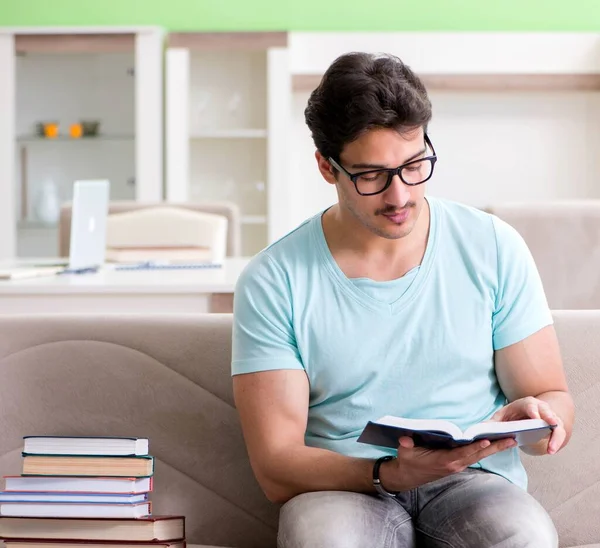 Studente che si prepara per gli esami universitari a casa — Foto Stock