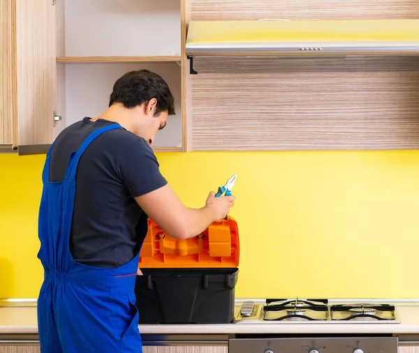 Joven contratista de servicio ensamblando muebles de cocina —  Fotos de Stock