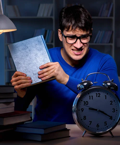 Σπουδαστής προετοιμάζεται για εξετάσεις αργά το βράδυ στη βιβλιοθήκη — Φωτογραφία Αρχείου