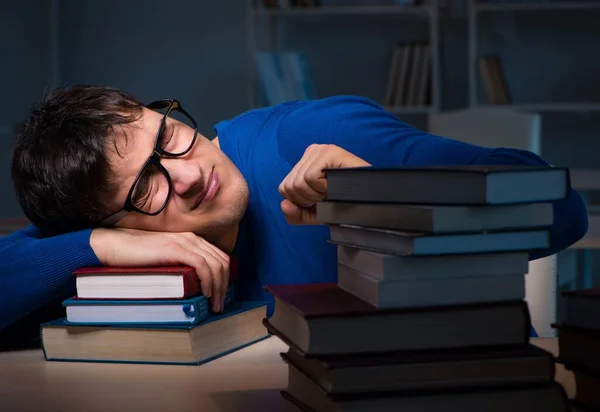 Student preparing for exams late at night in library — Stock Photo, Image