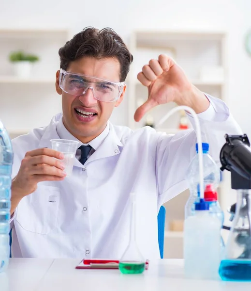 Lab assistant testing water quality — Stock Photo, Image