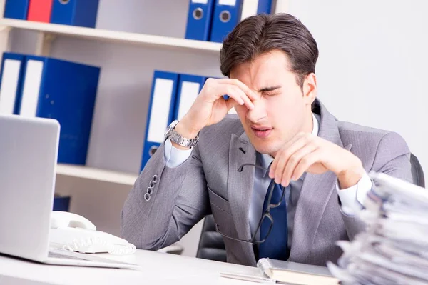 Empresário workaholic lutando com pilha de papelada — Fotografia de Stock