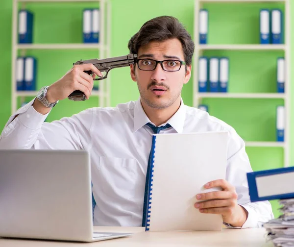 Verzweifelter Geschäftsmann denkt im Büro an Selbstmord — Stockfoto