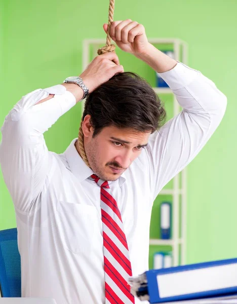 事務所での自殺を考えるビジネスマンの絶望 — ストック写真