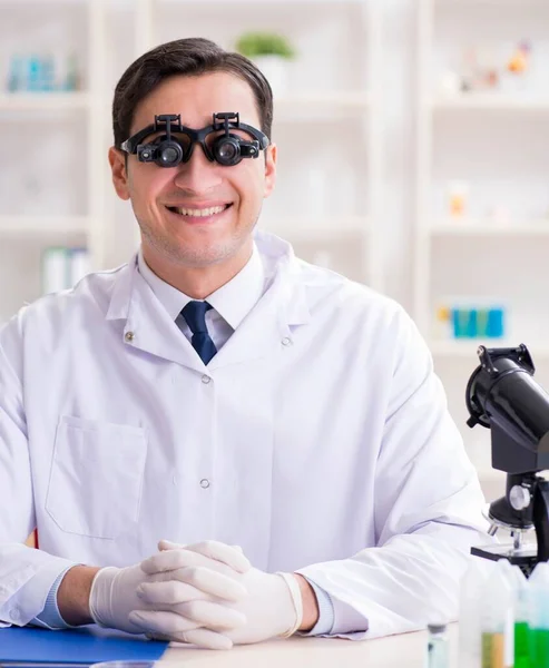 Joven científico químico trabajando en laboratorio — Foto de Stock