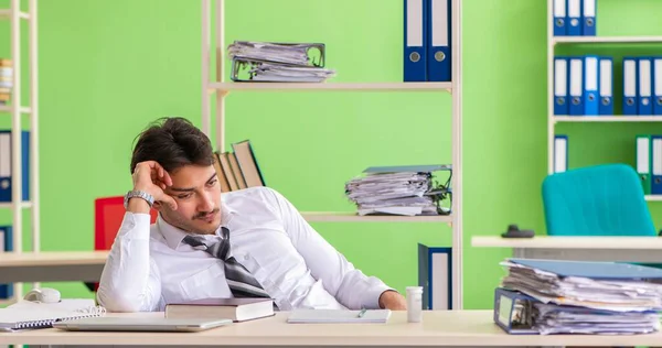 Zieke en ongelukkige zakenman op kantoor. — Stockfoto