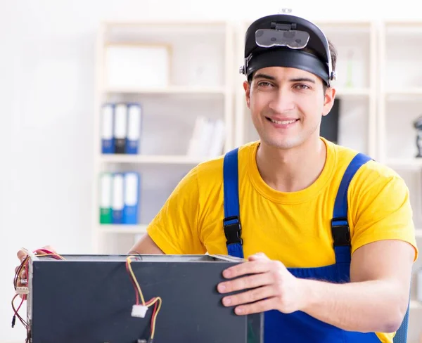 Computador técnico de reparação de hardware — Fotografia de Stock