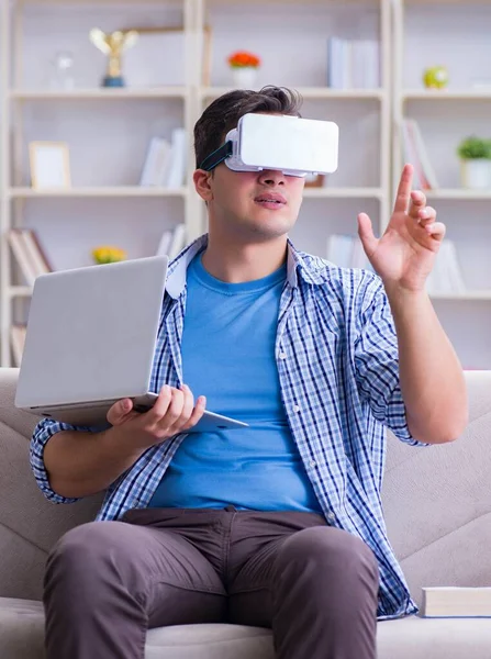 Étudiant indépendant avec lunettes de réalité virtuelle à la maison — Photo