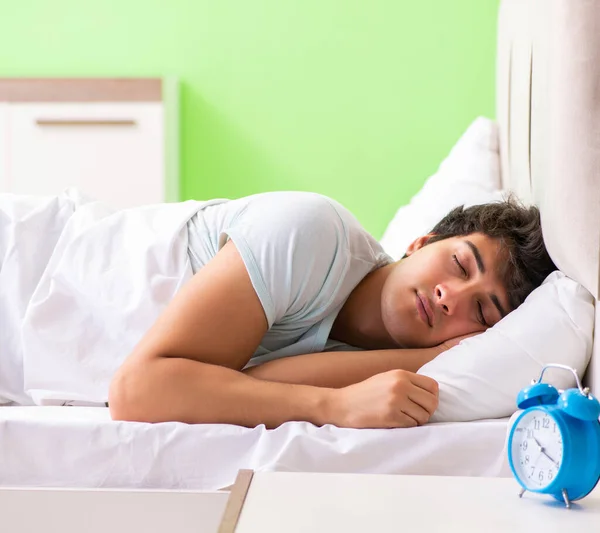 Unge man har svårt att vakna tidigt på morgonen. — Stockfoto