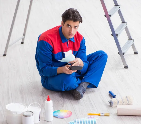 Joven pintor tratando de combinar colores para el trabajo de pintura — Foto de Stock