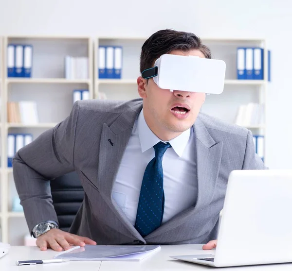 Affärsman med virtual reality glasögon i modern teknik co — Stockfoto