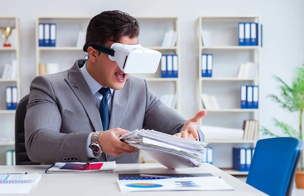 オフィスに仮想現実のメガネを持つビジネスマン — ストック写真