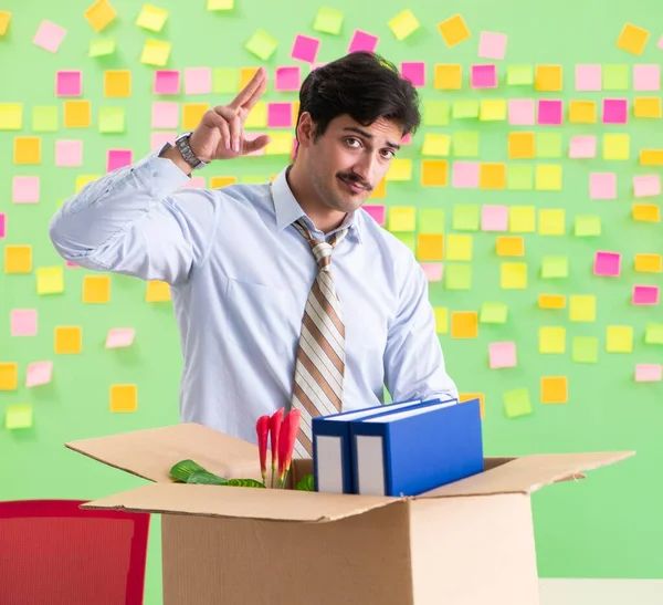 Hombre recogiendo sus cosas después de la redundancia en la oficina con el hombre — Foto de Stock
