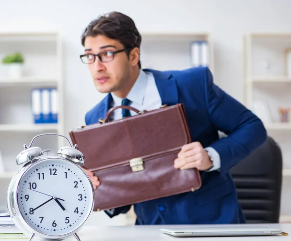 Empresario en mal concepto de gestión del tiempo —  Fotos de Stock