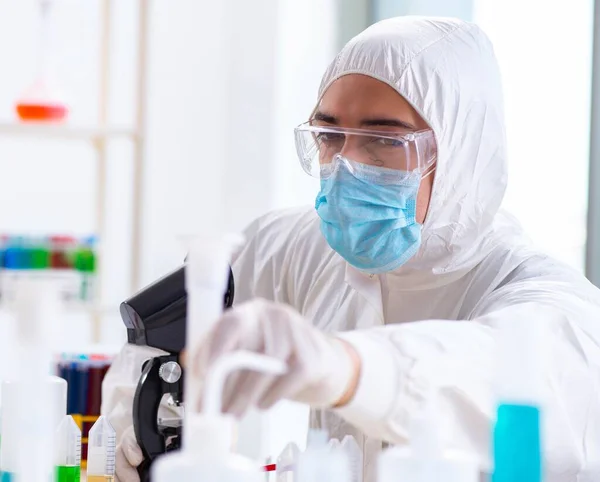 Giovane studente di chimica che lavora in laboratorio sui prodotti chimici — Foto Stock