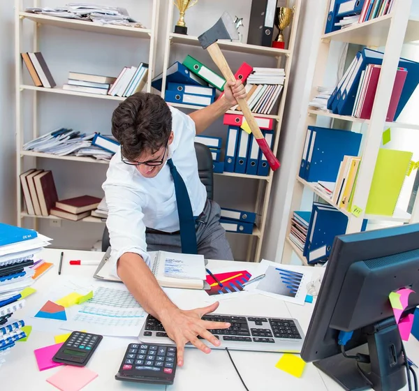 Occupato uomo d'affari frustrato arrabbiato in ufficio — Foto Stock