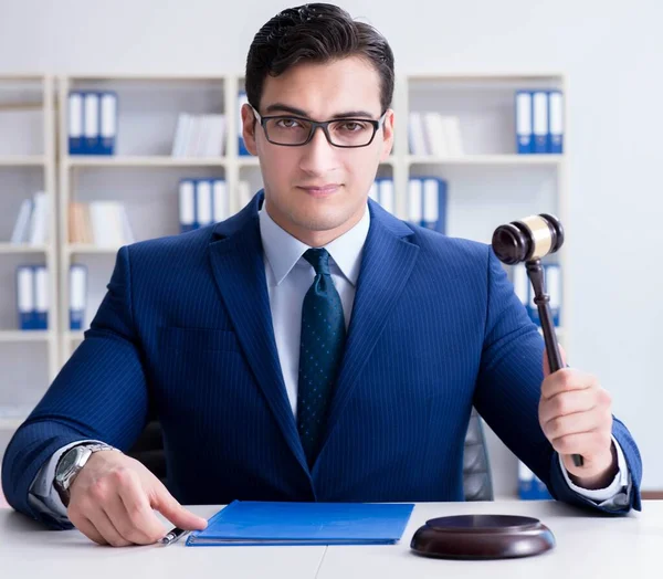 Jeune avocat juge assis dans le bureau — Photo
