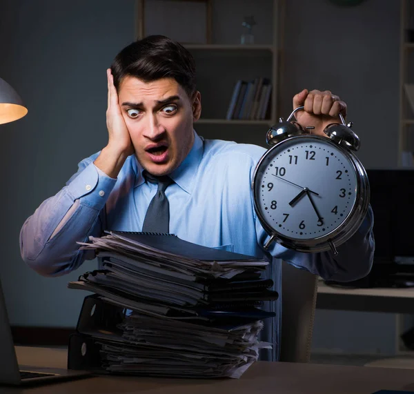 Ung anställd som arbetar övertid för att hålla tidsfristen — Stockfoto